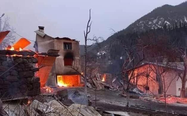 Artvin Şavşat'ta 6 ev yandı: 1 ölü, 1 kayıp