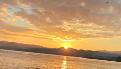 Cumhuriyet Bayramı'nda anlamlı tesadüf: Gün doğumunda bulutlara ay yıldız silüeti yansıdı