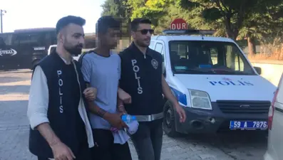 Annesinin beraber yaşadığı kişiyi 30 bıçak darbesiyle öldürdü