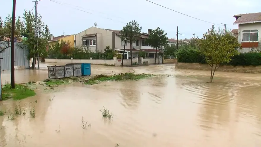 SİLİVRİ'DE DERE TAŞTI: YOLLAR GÖLE DÖNDÜ, EVLERİ SU BASTI 7