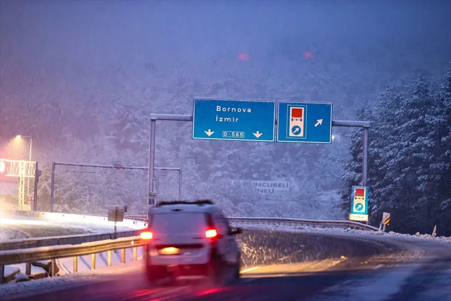 Yurtta kar yağışı (İzmir'in yüksek kesimlerinde kar yağışı etkili oldu) 1