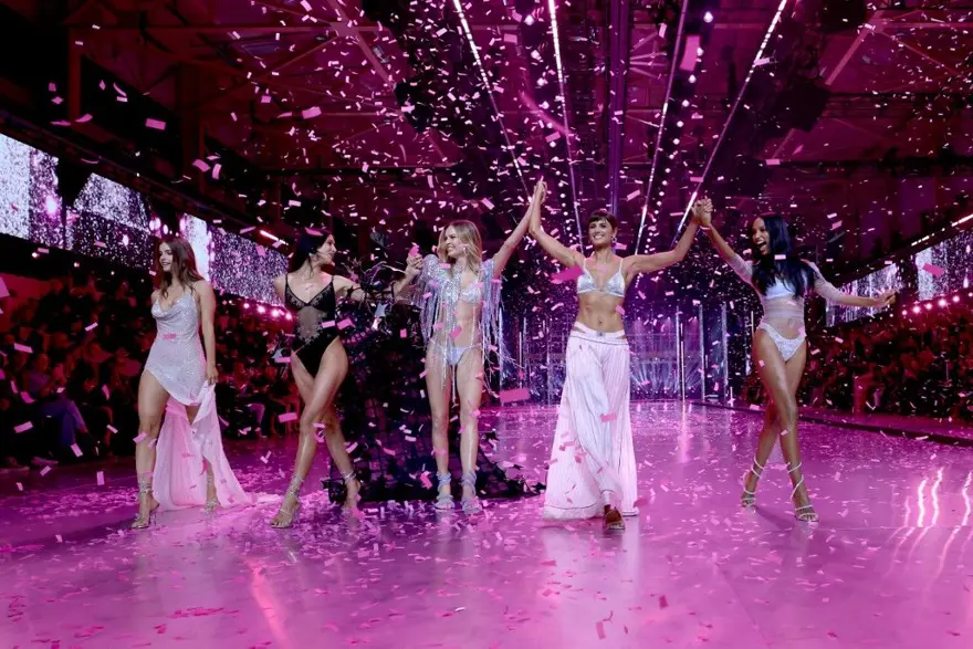 Victoria’s Secret defilesi geri döndü: Melekler 6 yıl sonra podyumda Victoria’s Secret defilesi geri döndü: Melekler 6 yıl sonra podyumda
