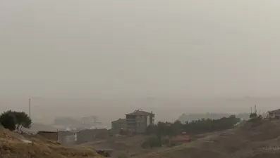 Irak ve Suriye'den gelen toz bulutu Yüksekova'yı kapladı