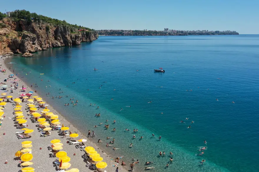 Antalya'da sıcaktan bunalan sahile koştu 5 Antalya'da sıcaktan bunalan sahile koştu 5