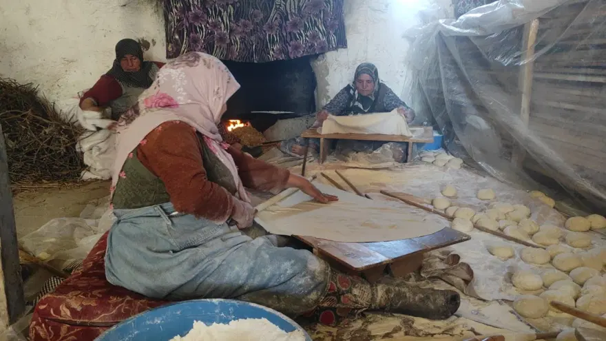 İmece usulü yufka mesaisi başladı: Aile bütçesine katkı sağlıyorlar 2 İmece usulü yufka mesaisi başladı: Aile bütçesine katkı sağlıyorlar 2