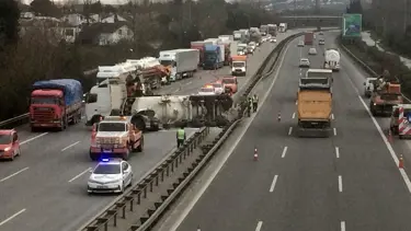 TEM'de deterjan yüklü tanker devrildi