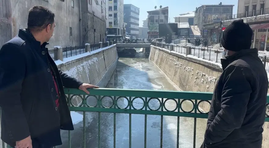 Yüksekova'da dereler dondu: Buz sarkıtlarının boyu 2 metreyi geçti 3
