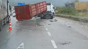 Damperi açılan TIR üst geçide çarptı