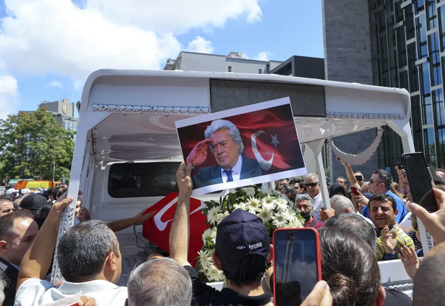 Cüneyt Arkın'ı binlerce kişi gözyaşlarıyla uğurladı 15 Cüneyt Arkın'ı binlerce kişi gözyaşlarıyla uğurladı 15