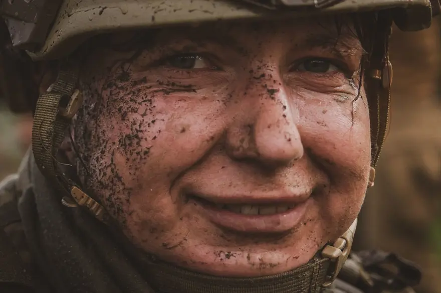 Ukraynalı kadınlar cephede görev almak için hazırlık yapıyor 21 Ukraynalı kadınlar cephede görev almak için hazırlık yapıyor 21