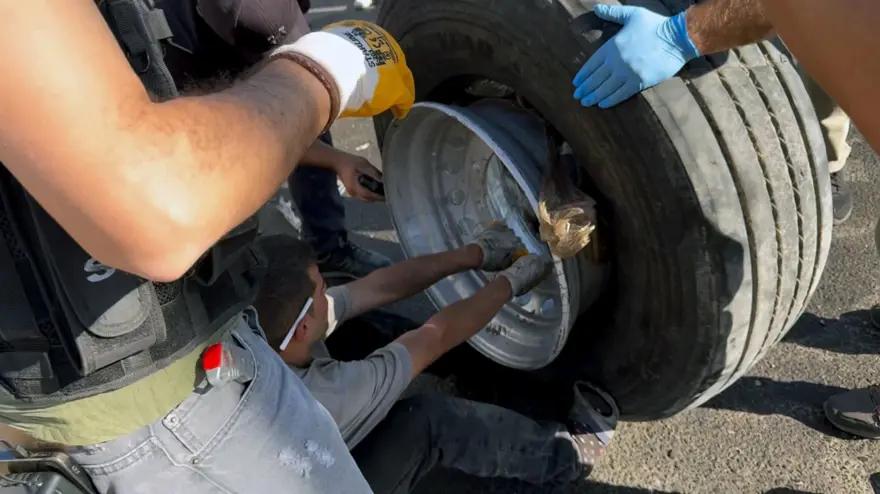 Otoyolda uyuşturucu operasyonu: TIR’ınlastiklerinden uyuşturucu çıktı 2