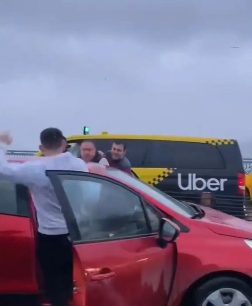 Fatih’te yol vermekavgası: Otomobili tekmelediler 3 Fatih’te yol vermekavgası: Otomobili tekmelediler 3