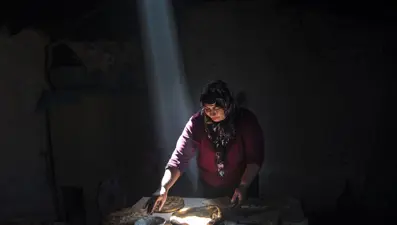 Karslı kadınlar ramazan ayında tandırları yöresel lezzetler için yaktı