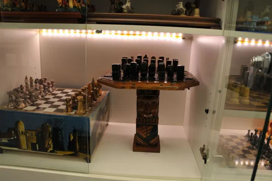 Akın Gökyay'ın Satranç Takımı Koleksiyonu Guinness Rekorlar Kitabında 6 Akın Gökyay'ın Satranç Takımı Koleksiyonu Guinness Rekorlar Kitabında 6