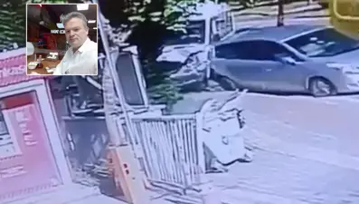 Servis minibüsü kaldırımdaki yayayı ezdi