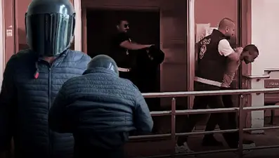 Sevgilisinin ailesine silahlı saldırıya giderken yakayı ele verdi