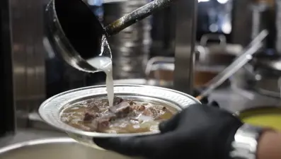 5 saat pişirilerek hazırlanıyor: "Kendi suyundan yapılmıyorsa içmeye gerek yok"