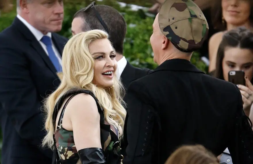 Madonna'nın klip çekimi polise şikayet edildi 5 Madonna'nın klip çekimi polise şikayet edildi 5