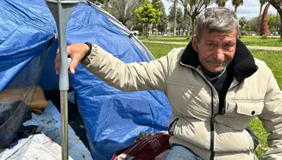 Kaza geçirdi, bacağı sakatlanınca işinden oldu: Parkta çadırda yaşıyor