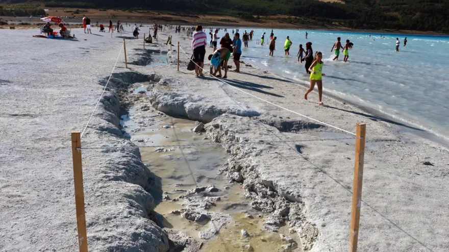 Salda Gölü'nde doğa kendini yeniledi, çamur çukurları kapanmaya başladı 3