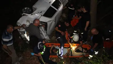 Antalya’dapolisten kaçan otomobil uçuruma yuvarlandı: 3 yaralı