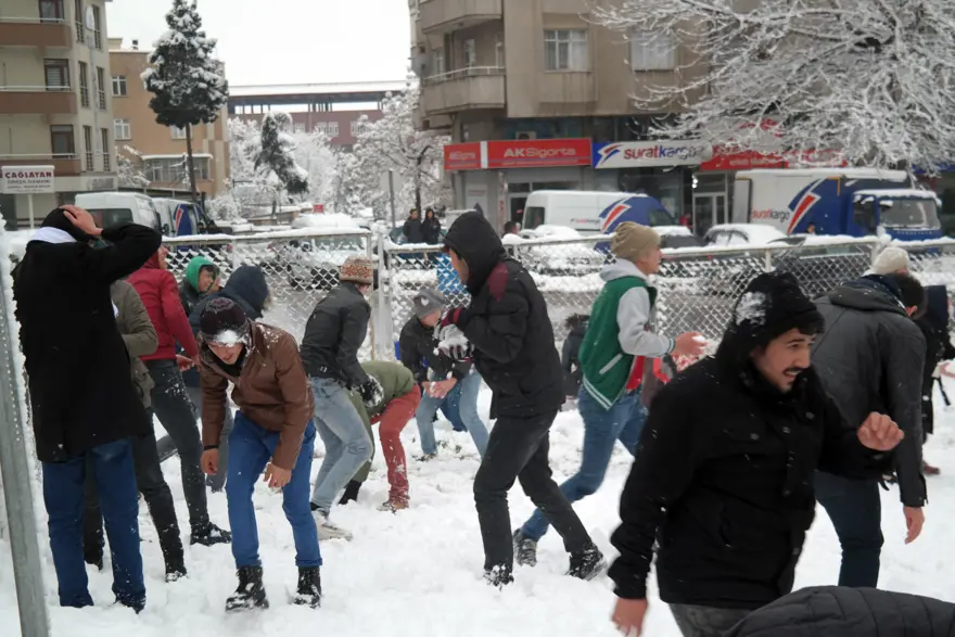 Vatandaşlarla polis arasında kar topu savaşı 9