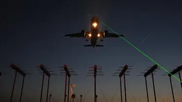 Havacılıkta cezalar arttı! Uçağa lazer tutan 131 bin lira ödeyecek