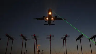 Havacılıkta cezalar arttı! Uçağa lazer tutan 131 bin lira ödeyecek