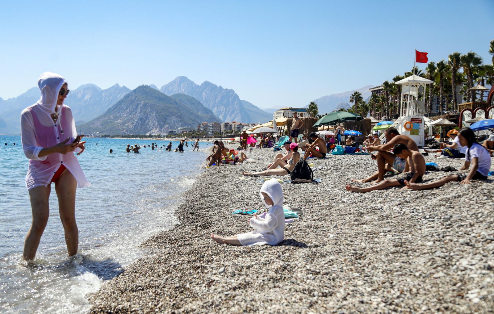 Antalya'da sahillerde 'sarı yaz' hareketliliği