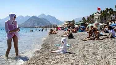 Antalya'da sahillerde 'sarı yaz' hareketliliği