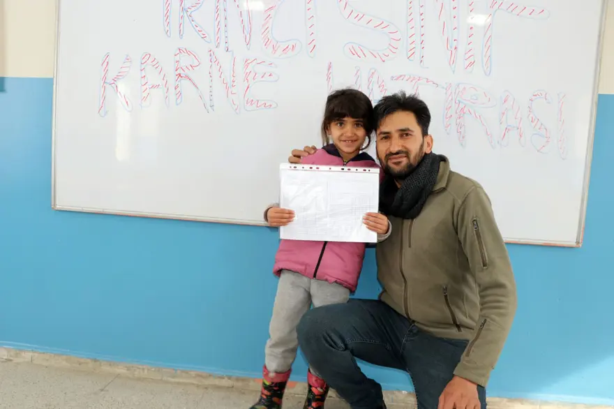 2 derslik 1 öğrenci: Hasret'in karne sevinci 15