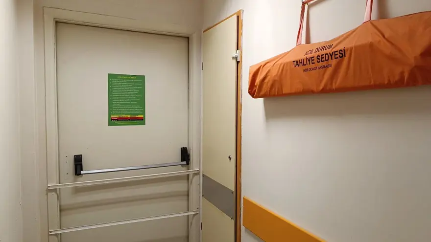 Hastanenin acil çıkış kapıları kablo kanallarıyla kapatıldı 4