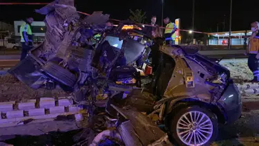 Ağaca çarparak parçalanan otomobilin sürücüsü astsubay hayatını kaybetti