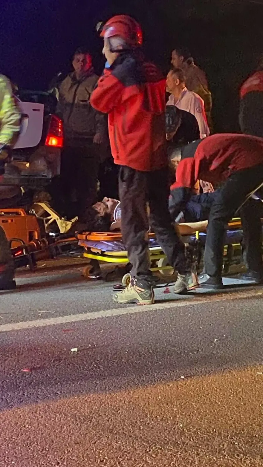 Urla'da feci kaza: Otomobil ikiye yarıldı, 2 kişi araçtan fırladı 3