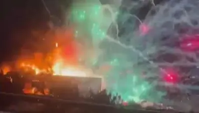 Havai fişek yüklü TIR otoyolda alev aldı