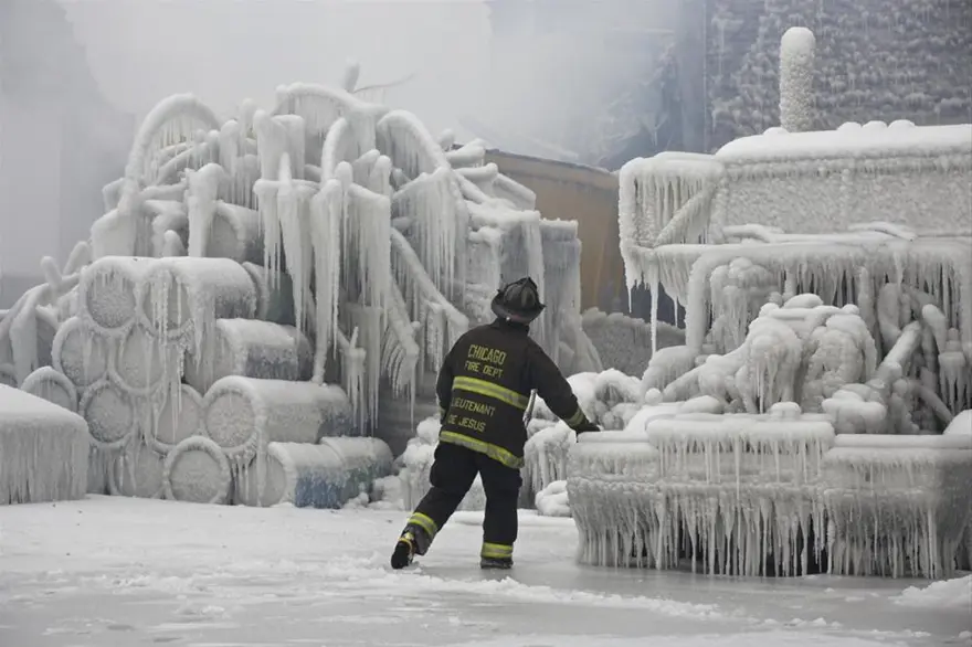 İtfaiyenin buzla mücadelesi 66