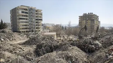 Depremzedelerden Ebrar Sitesi'nin yıkılmasına ilişkin suç duyurusu