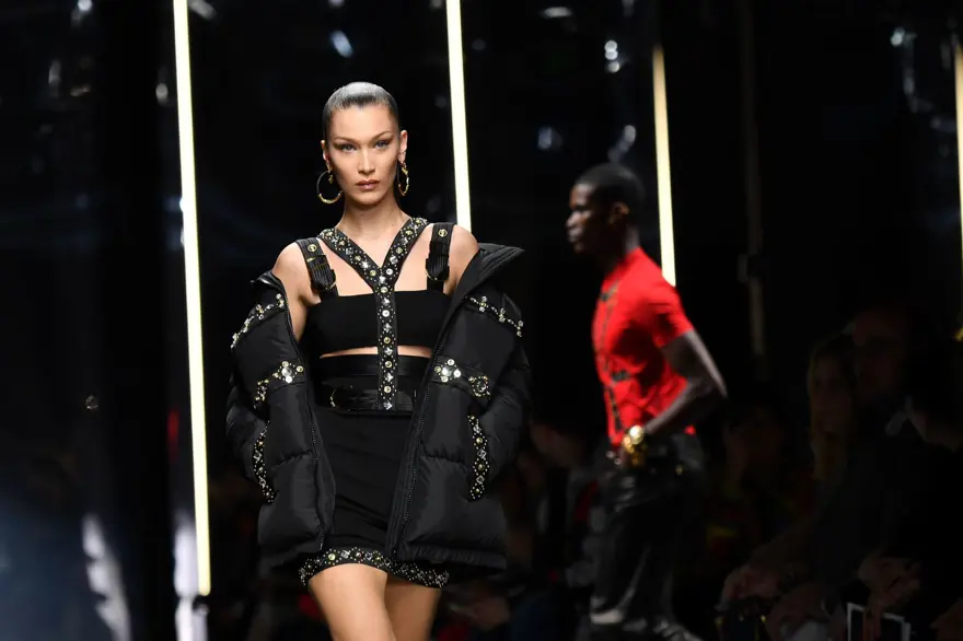 Emily Ratajkowski ve Bella Hadid defileye damga vurdu 13