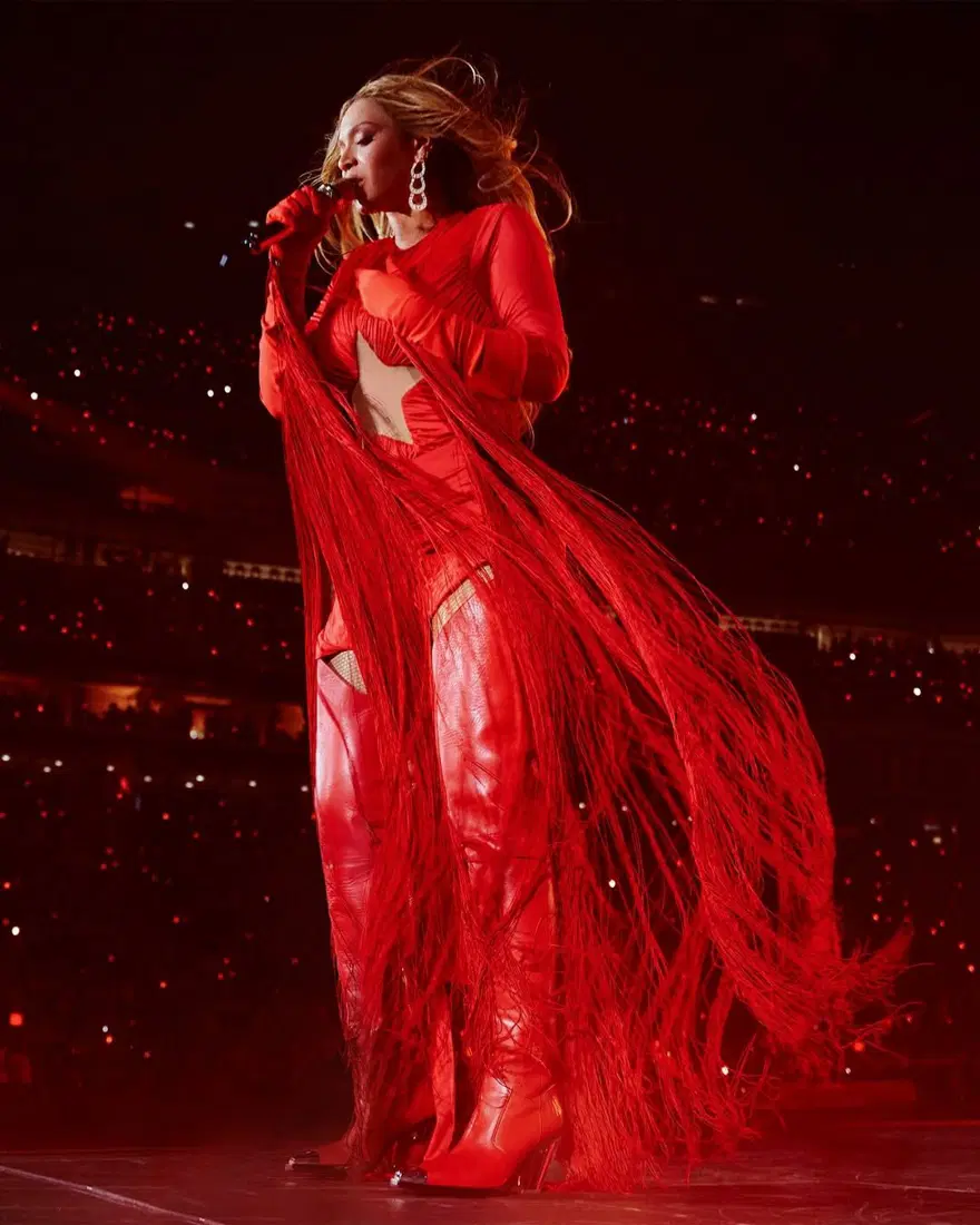 Beyonce konserinde korkutan anlar: Düşmekten kıl payı kurtuldu 4
