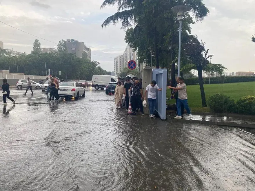 Meteoroloji İstanbul için saat verdi! Çok kuvvetli geliyor 