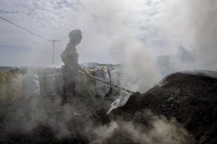Ekmeklerini mangal kömüründen çıkarıyorlar 18