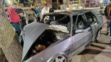 Otomobil ağaca çarptı: 4 yaralı