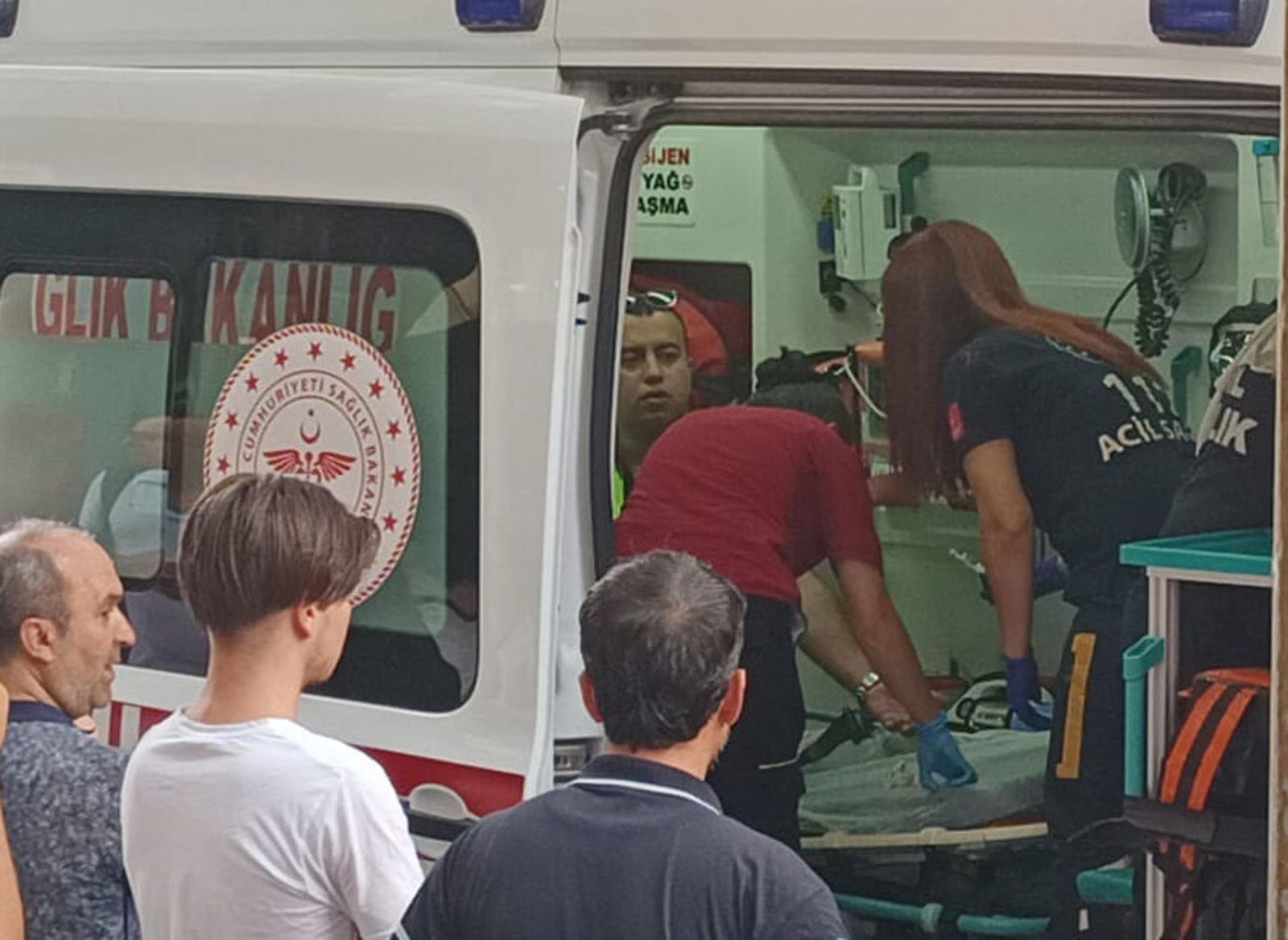 Alkollü sürücü ehliyetini isteyen polisin üzerine yasaklı ırk köpeğini saldı