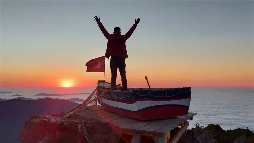 "Bulut denizi" için 2 bin 700 rakımlı yaylada kayık yaptı 9