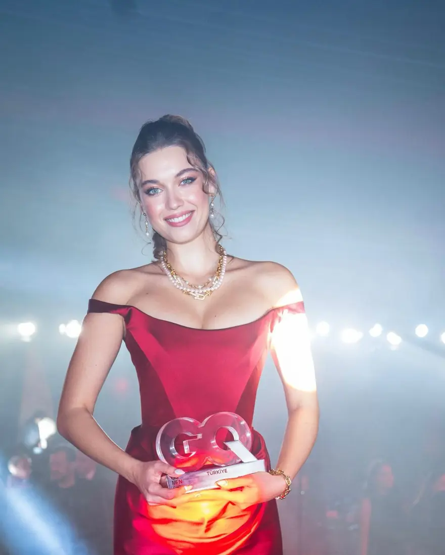 Afra Saraçoğlu'nun stiline övgü yağdı: Rüya gibi bir geceydi! 