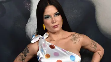 Ünlü şarkıcı Halsey saçlarını kazıttı