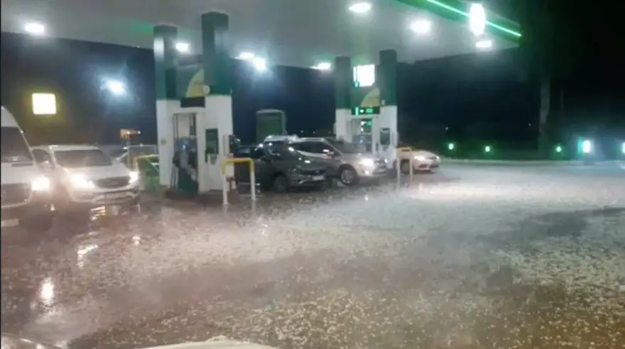 Antalya'da dolu yağışı etkili oldu: Araçlar akaryakıt istasyonlarına sağındı 6