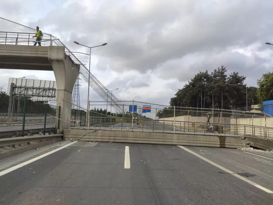 Eyüpsultan'da üst geçit çöktü Eyüpsultan'da üst geçit çöktü