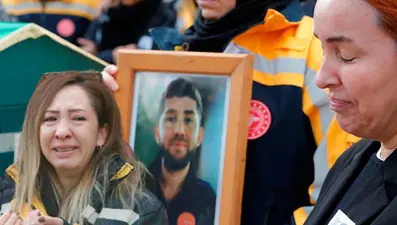 Genç sağlıkçıyı üzerinde sigara yok diye öldürdüler!