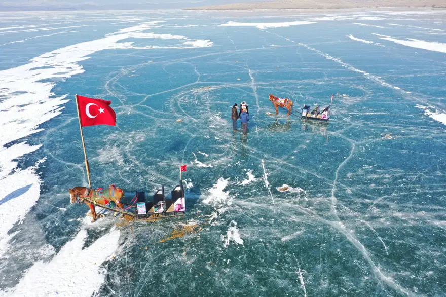Buzla kaplı Çıldır Gölü'nün cazibesi artıyor 4